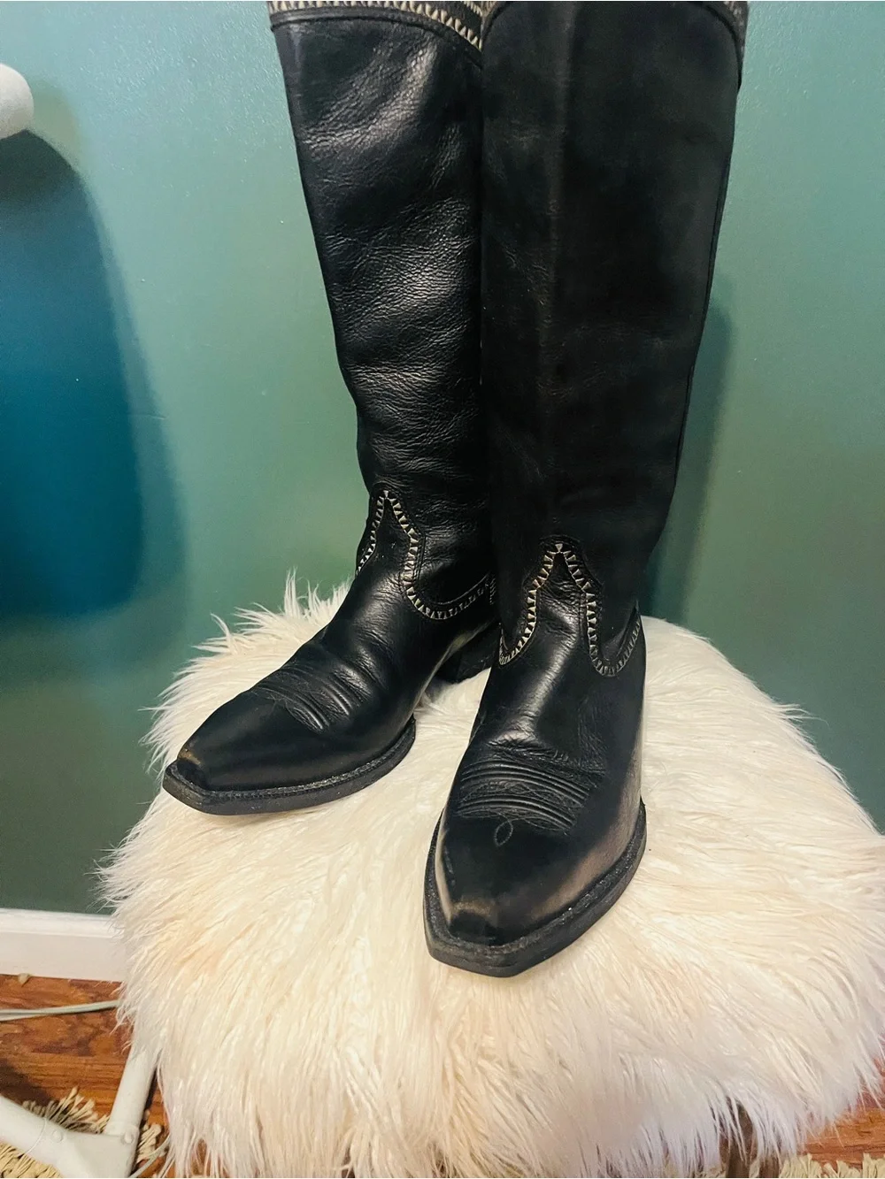 ARIATS !!! Black Leather Cowboy Boots with Decorative Stitching